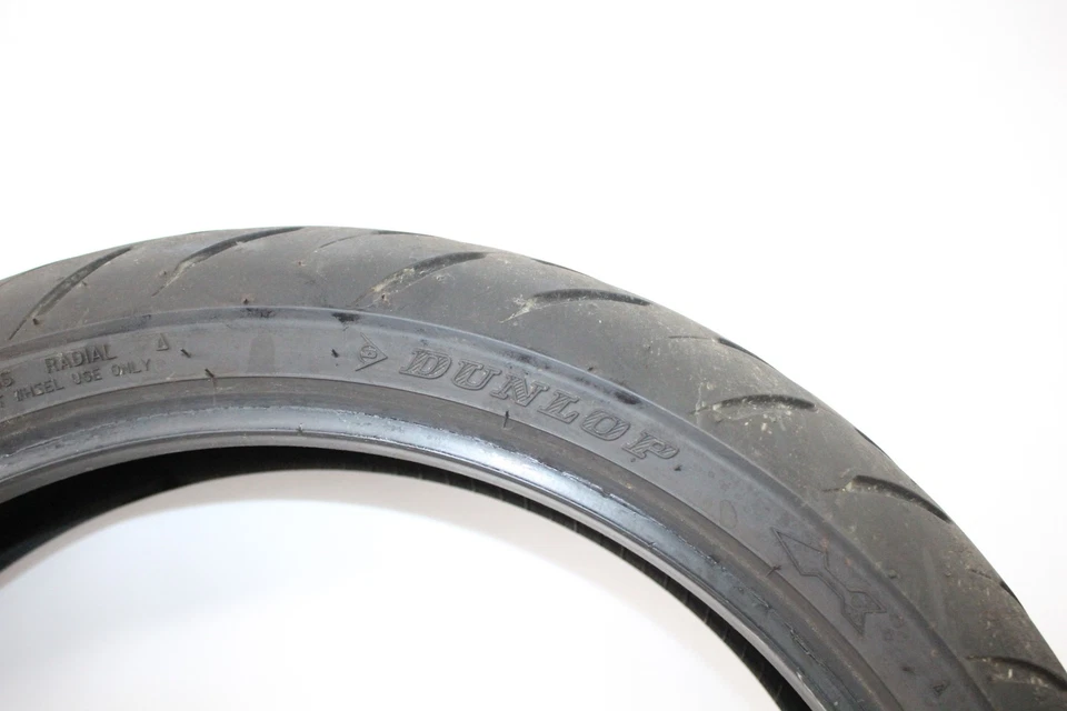 Neumático delantero Dunlop 120/70ZR17 12-16 HONDA CBR 1000RR CBR1000RR Foto 2 de 4