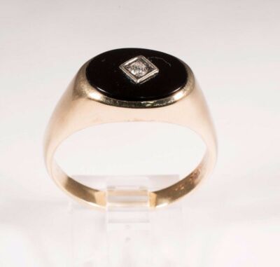 10K Yellow Gold Men's ring with Onyx and dia chips, Size 12.5
