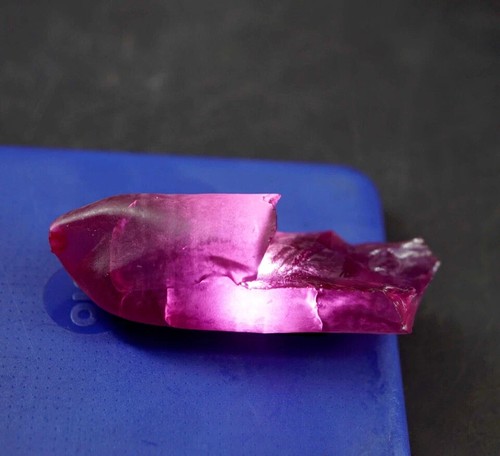 Certified 1500 Ct +Natural Alexandrite Color Change Kazakhstani Rough Gemstone - Picture 4 of 5