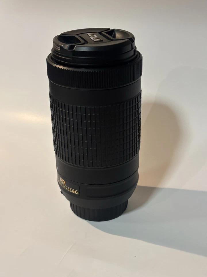 Nikon Nikkor AF-P 70-300 mm f/4,5-6,3G ED DX con tapas de lentes Foto 3 de 4