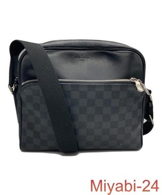 Louis Vuitton Graphite Dayton PM Schultertasche Schwarz, Herren/Damen, Gebraucht