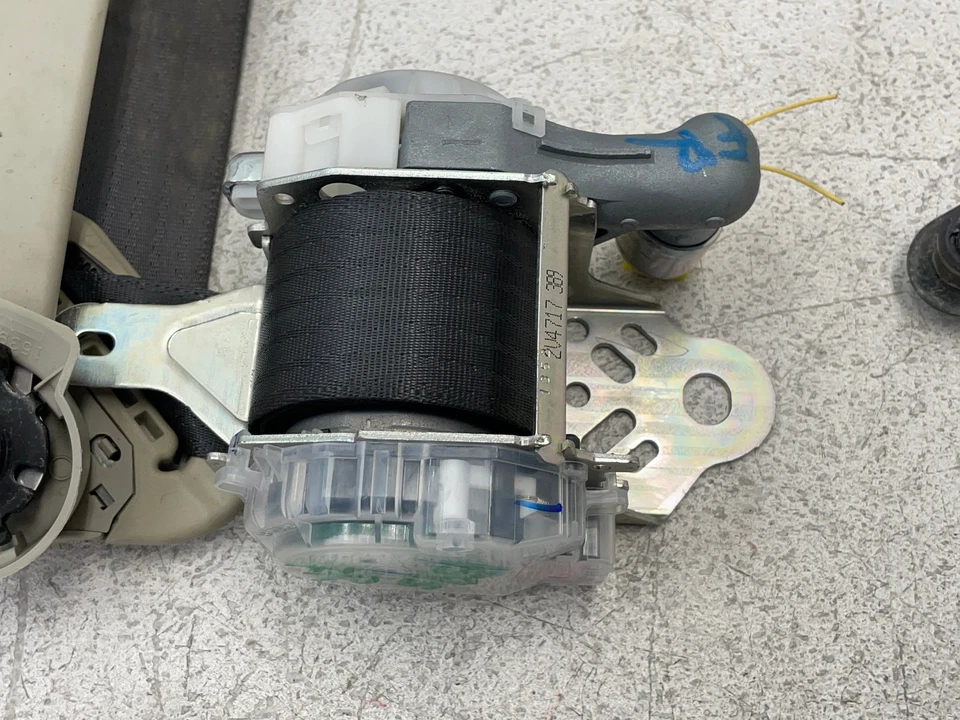 Infiniti G37 Q60 2011-2015 retractor de cinturón de seguridad delantero derecho negro 1595 OEM Foto 4 de 4