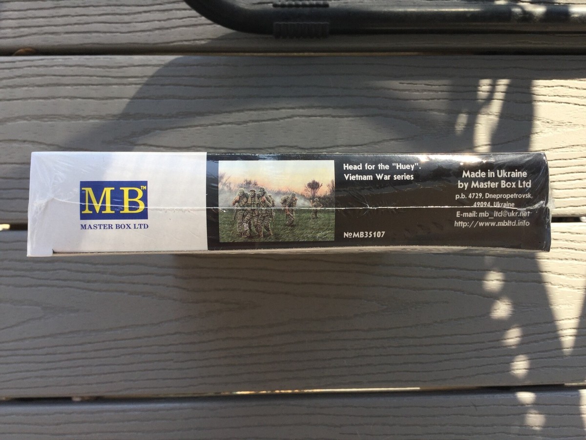 Master Box US Soldiers Vietnam Figure Model Kit - 1:35 Scale Head For The Huey - 5 Figures - View #5