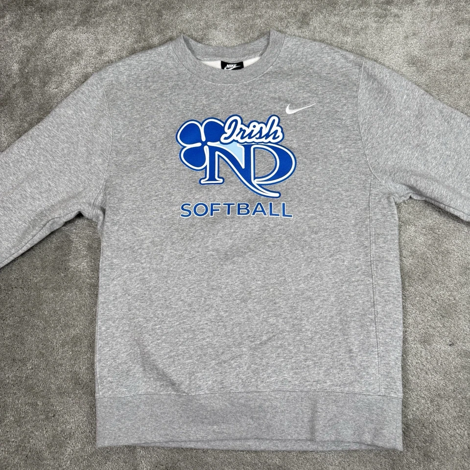 Sudadera de Softbol Nike Notre Dame Para Hombres Pequeña Gris Polar Cuello Redondo Irlandesa Nueva con Etiquetas Foto 3 de 4