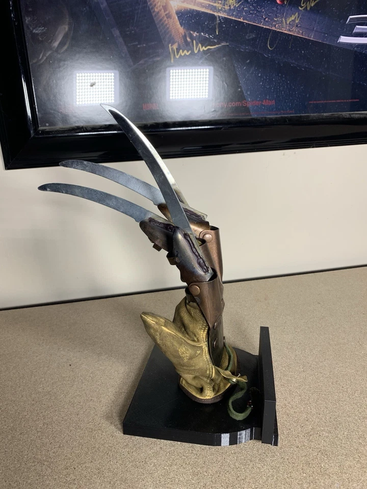 Soporte de exhibición de guantes Freddy Krueger Pesadilla en Elm Street utilería Foto 2 de 4