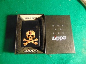 Zippo Windproof Textured Skull & Crossbones Lighter E/2011