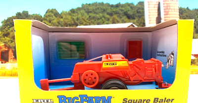 BRITAINS.ERTL.1:32.FARM.KLEINE QUADERBALLENPRESSE.BALLEN.HEU.STROH.TABLETT. TRAKTOR GEZOGEN.