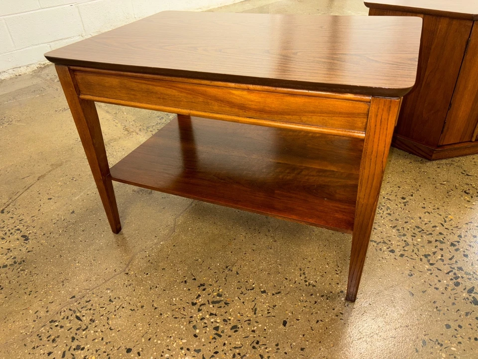 Mesa auxiliar moderna vintage de mediados de siglo Foto 2 de 4