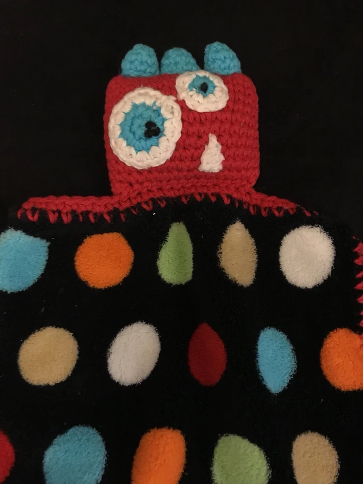 Manta de seguridad para bebé de lana de ganchillo hecha a mano Mommy’s Little Monster lunares Foto 4 de 4