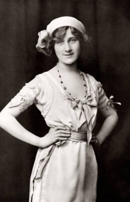 Featuring The English Singer And Actress Phyllis Dare 2 Old Photo