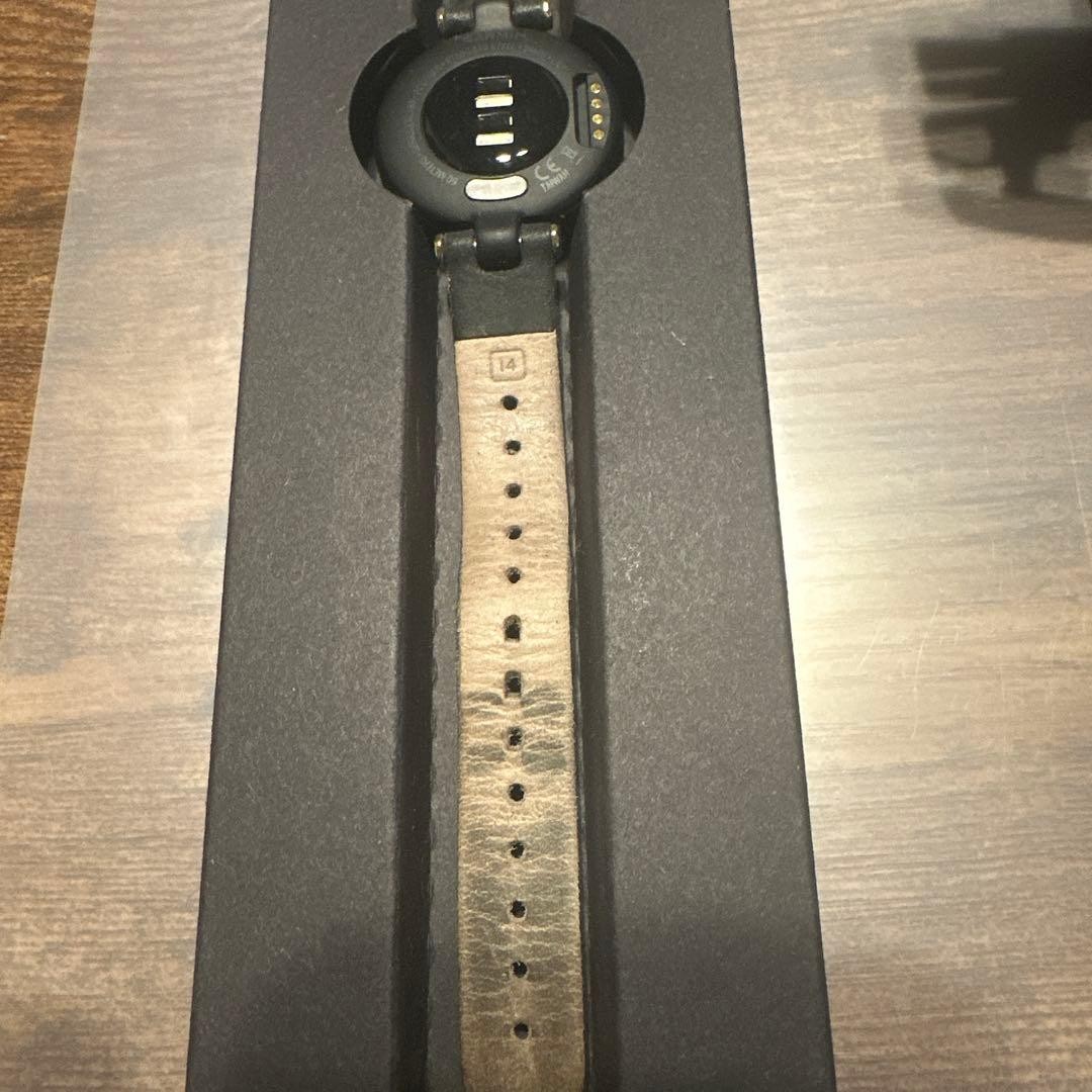 GARMIN Lily Classic Edition Smartwatch Black Leather Gold Dial