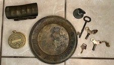 JUNK DRAWER LOT OF COLLECTIBLES - METAL ITEMS  KEYS -TRINKETS AND OTHER THINGS