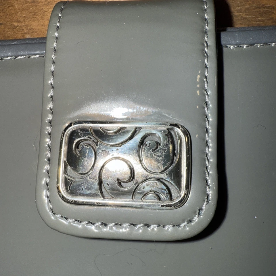 Cartera a presión plegable de charol gris Brighton Luxmoore Foto 2 de 4