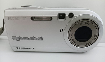 Sony Cyber-shot DSC-P200 7,2 MP Digitalkamera - Silber
