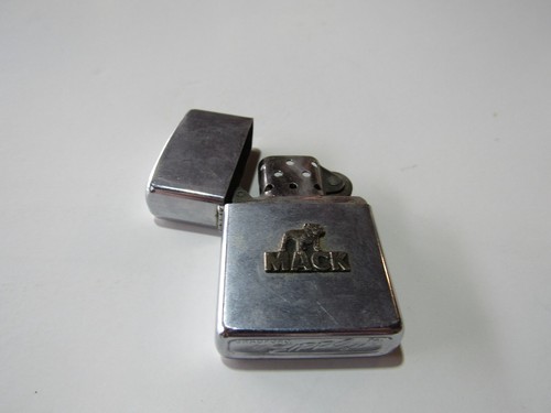 1970's Vintage Zippo Cigarette Lighter,Very Durible - Mack Truck Bulldog Emblem - 第 1/3 張圖片