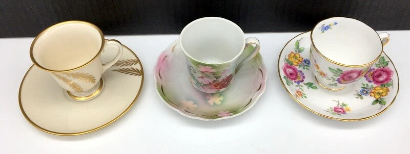 Три красивые антикварные позолоченные чашки и блюдца Demitasse из тонкого фарфора с ручной росписью - Изображение 2 из 4