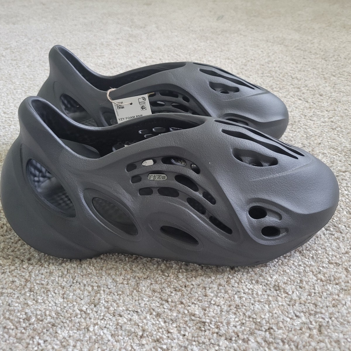 adidas YZY FOAM RNR 「2024最新モデル」