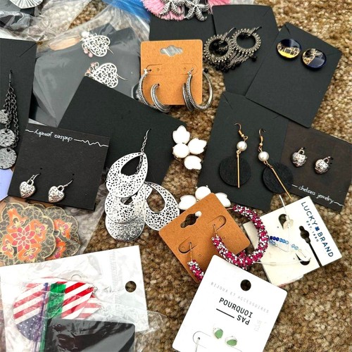 Mixed Lot of Vintage & Modern 50+ Trendy Earrings Hoops Studs Dangles Jewelry - Picture 5 of 8