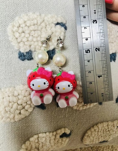RARE 🍓 Hello Kitty Strawberry Mascot Earrings Sanrio 99 Charm TARINA Tarantino - 第 4/8 張圖片