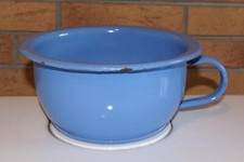 Ancien pot de chambre émaillée bleu en parfait état. Quelques éclat d’émail au n