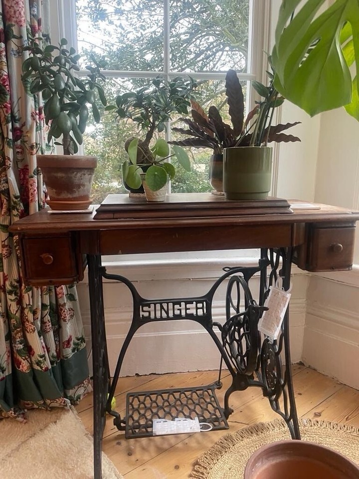 Singer Sewing Machine 1930’s With Vintage Wooden Table Treadle eBay
