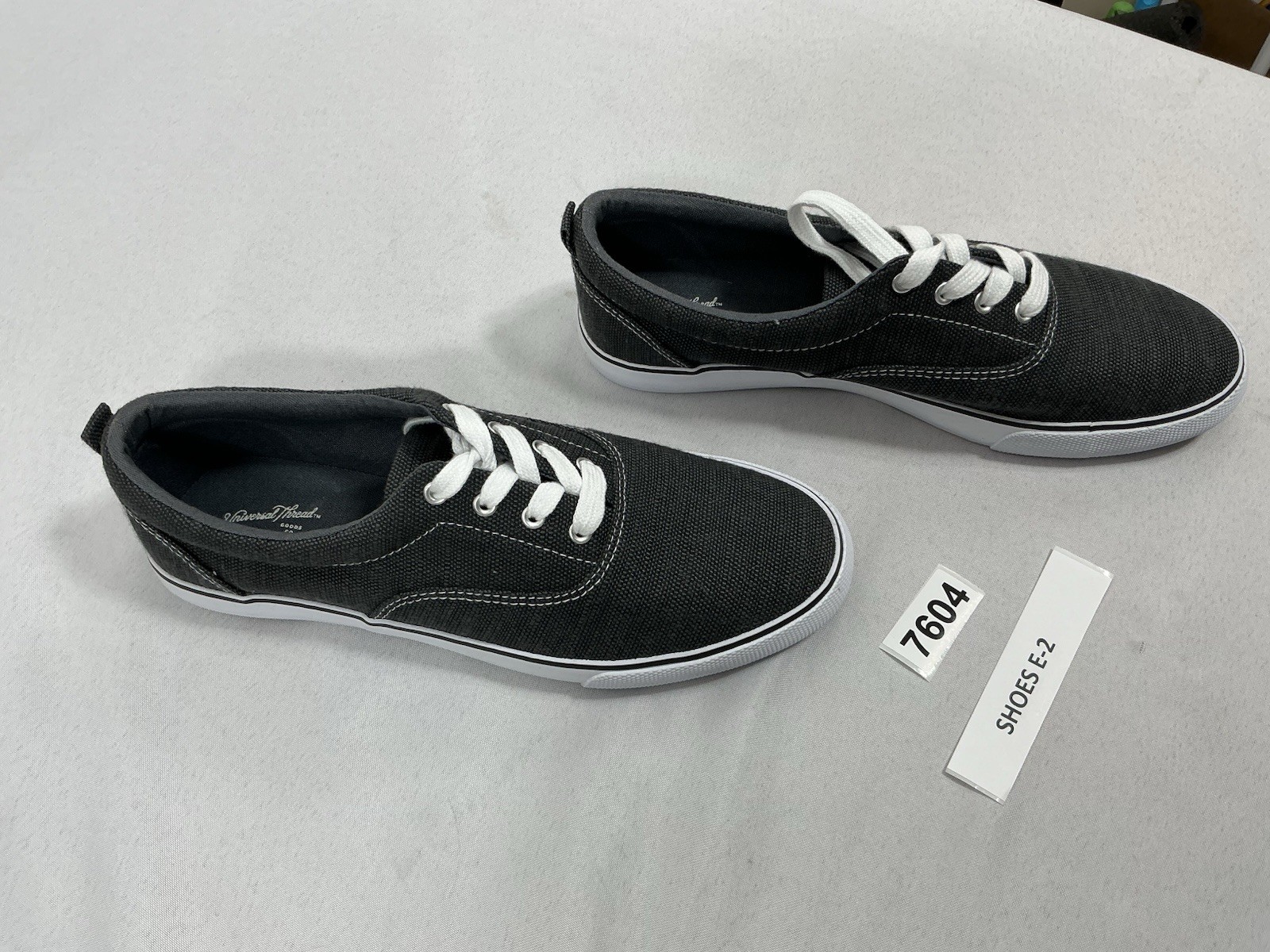 Mens Excellent Condition Universal Thread Lace Up… - image 2