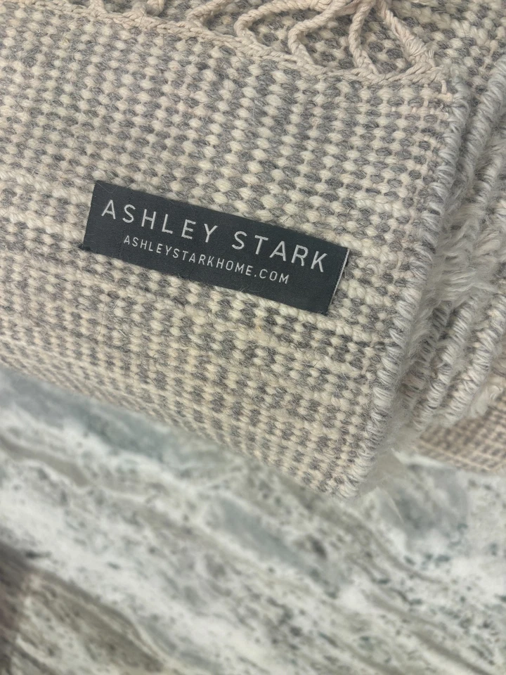 Alfombra de diseño 100 % lana 6x9 texturizada gris y blanca (Ashley Stark Home) Foto 4 de 4