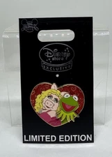 Disney Store UK Miss Piggy & Kermit Valentines Day Pin LE 800 Muppets Heart