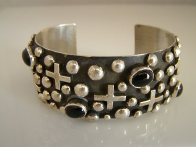 Wigwam Traders Onyx Stones Cuff with Silver by Navajo artist Ronnie Willie:K1864