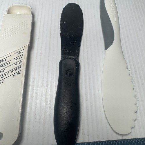 Kitchenart Measuring Spoon + 2 Pampered Chef Spatulas (Spreaders) - Picture 3 of 5