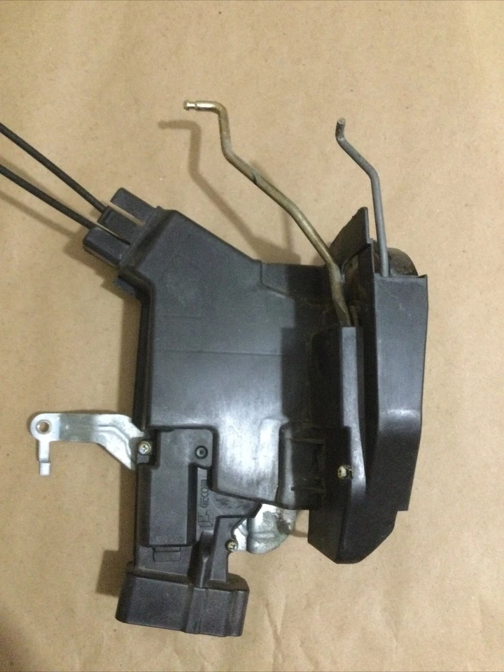 Cerradura puerta trasera izquierda lado conductor Toyota Tundra 2004-2006 OEM usada Gecom Foto 2 de 4
