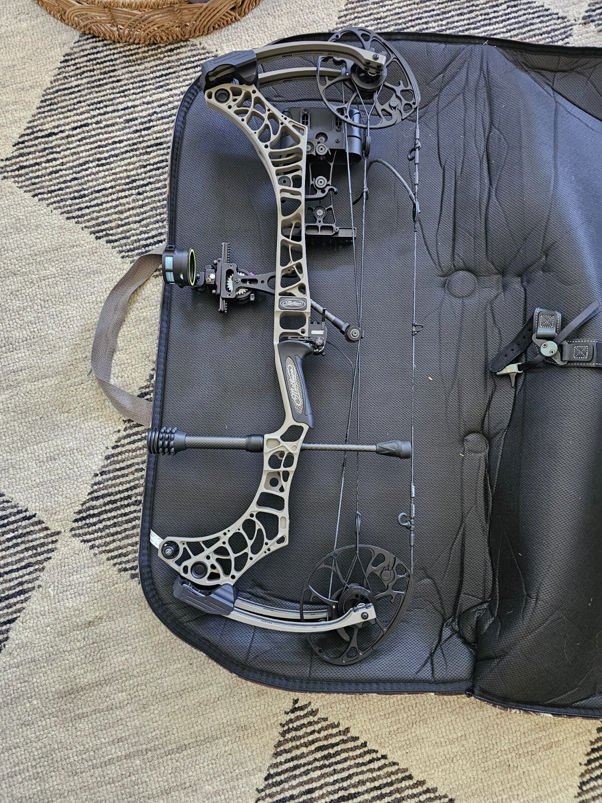 Mathews Phase 4 33 Bow RH 29" / 60lbs. Granite Hunting Blue THREADS