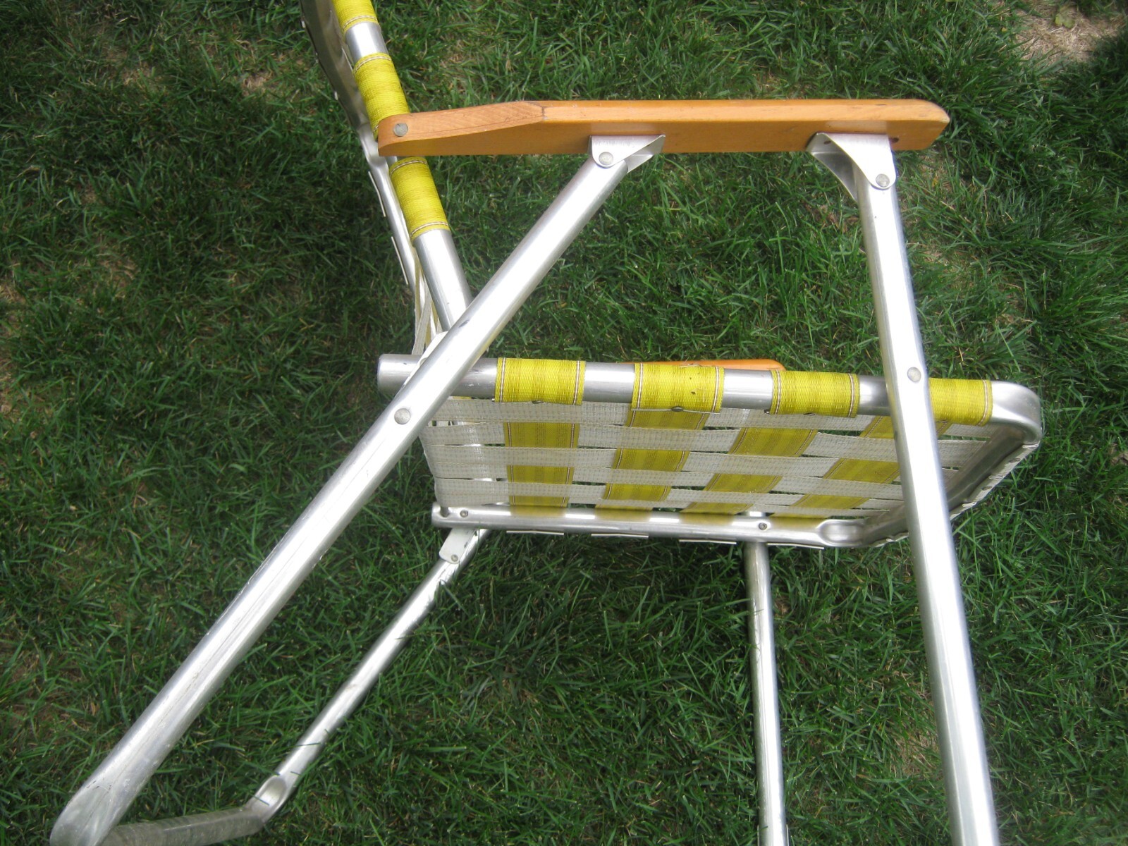 Vtg Aluminum Webbed Folding Lawn Chair YELLOW WHITE  Beach Pool WOOD ARMS