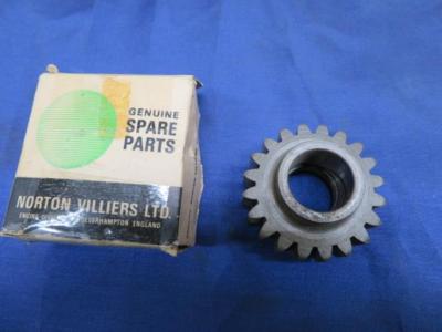 NOS 04-0634 NORTON SINGLE DOMINATOR COMMANDO LAYSHAFT 3RD GEAR - 20 TOOTH   N14