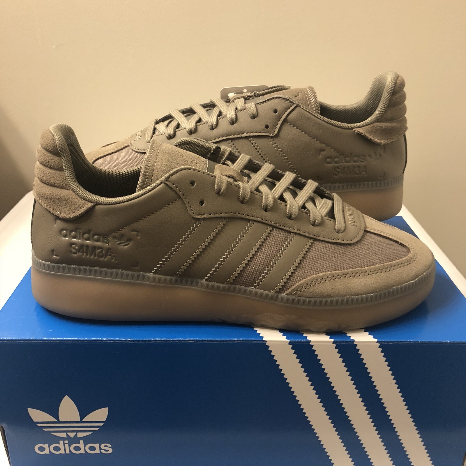 قطبي adidas samba brown suede 