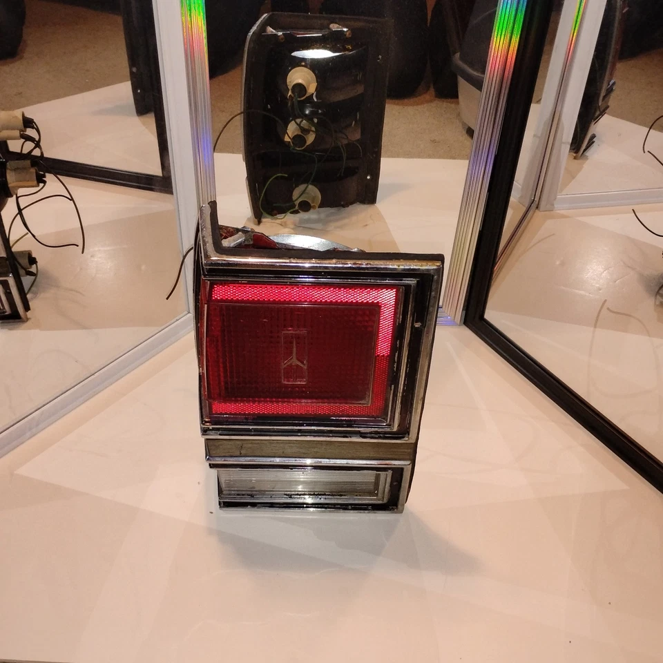 LUZ TRASERA - Oldsmobile Custom Cruiser Wagon 1986 - LR (LADO DEL CONDUCTOR) Foto 2 de 4