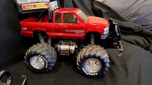 DOS Monster Trucks Fast Lane Silverado 1500 1999 control remoto rojo + plateado - Imagen 5 de 6