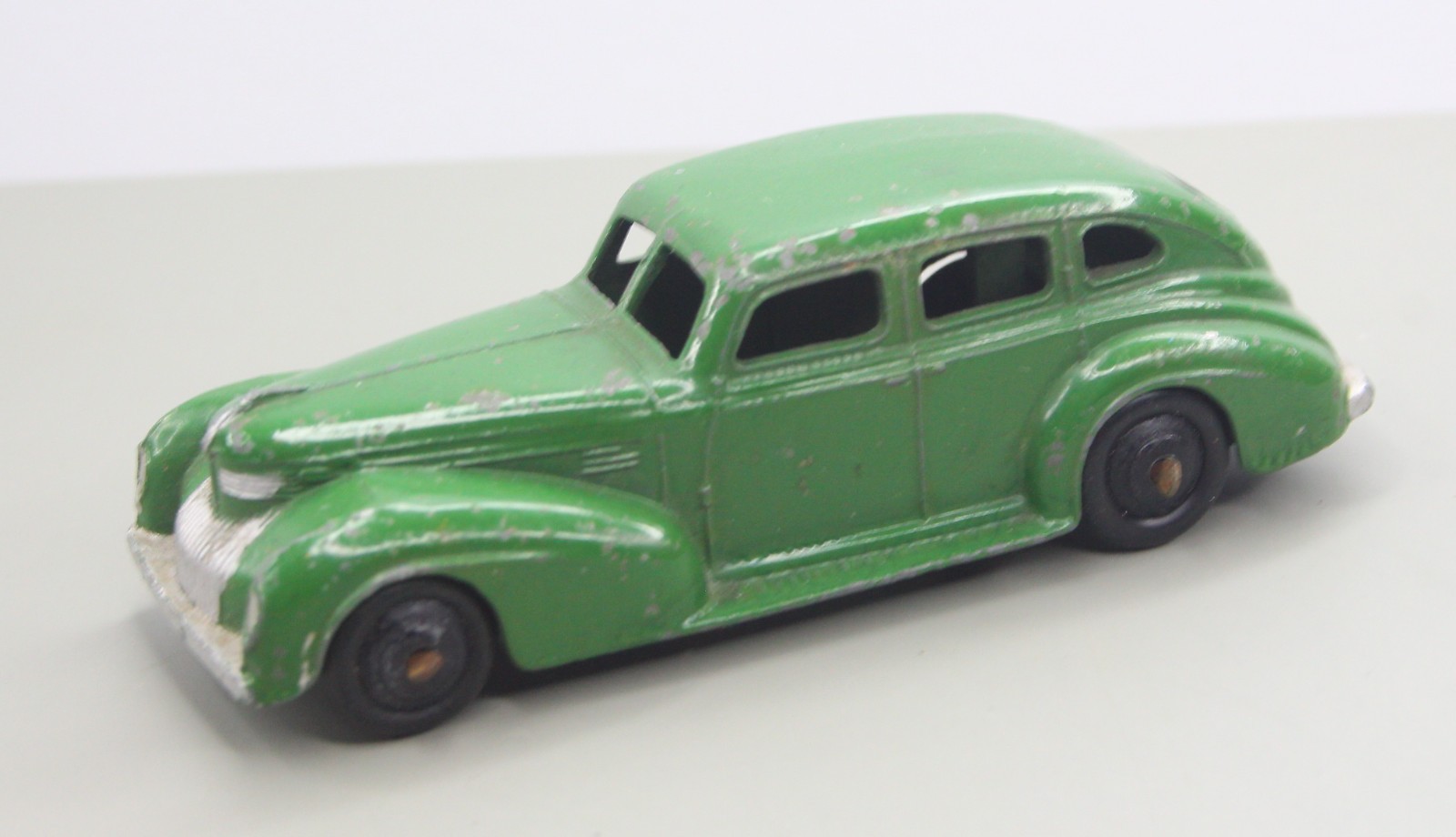 Dinky 39e, Chrysler Royal Sedan - Free Price Guide & Review