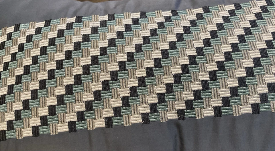 Funda de almohada azul 10x18 con una banda de geométrica moderna, patrón tejido de canasta. Foto 3 de 4