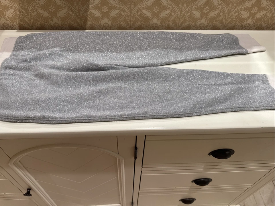 Pantalones deportivos Crewcuts para niña talla 12 plateados brillantes cintura elástica Foto 4 de 4