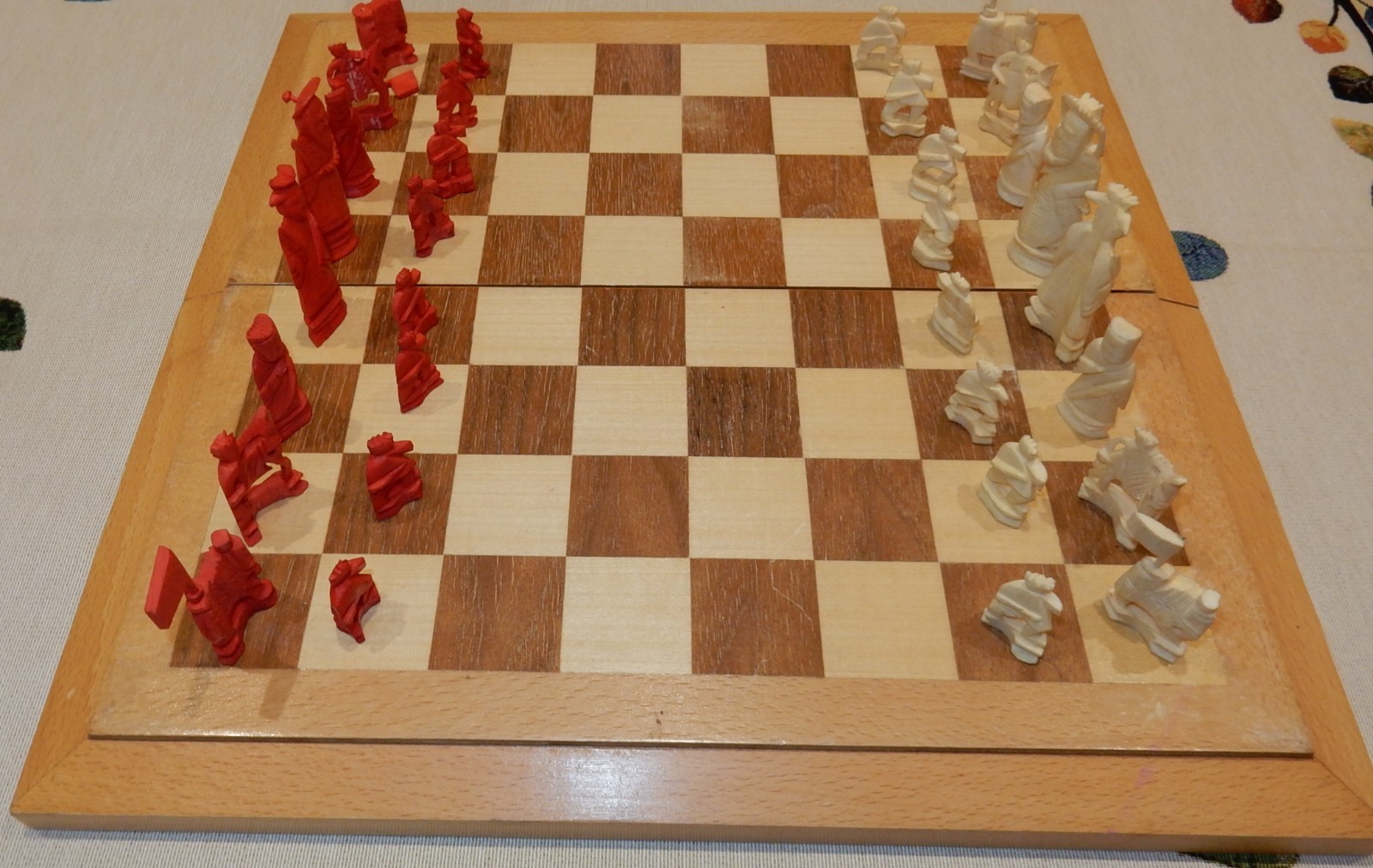 ANTIQUE BONE - RED & WHITE COLOURED COMPLETE ORIENTAL CHESS SET - KING 3"