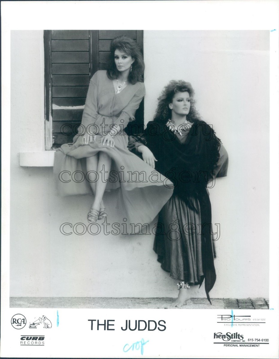 Press Photo Country Duo The Judds Naomi & Wynnona Wearing Dresses | eBay