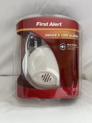 First Alert Smoke and Fire Alarm w/Battery Backup Includes Batt SA303CN NEW
