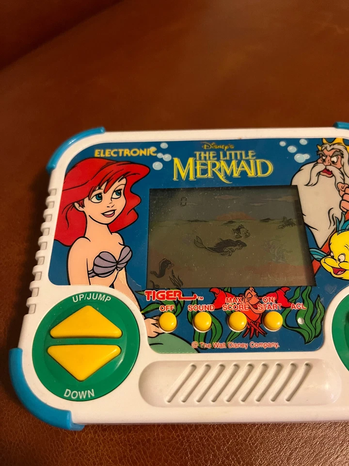 Juego LCD portátil Tiger Electronics Little Mermaid 1990 vintage - probado funcionando Foto 3 de 4