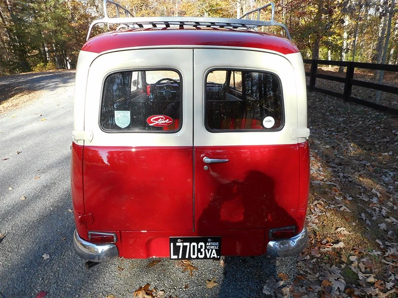 The Duett used twin side-hinged doors, the usual panel truck practice at the time.