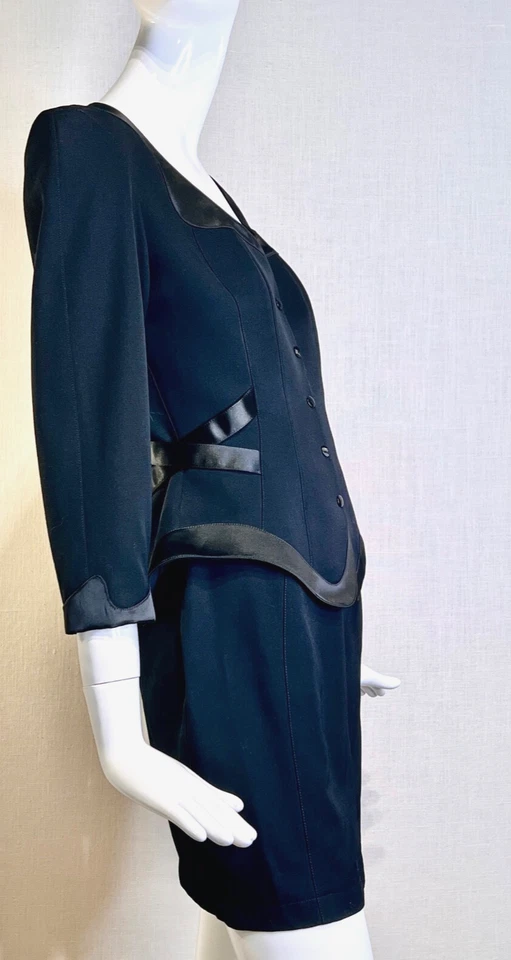 Traje de lana THIERRY MUGLER F/W 1992 negro escultural reloj de arena F38, detalles satinados Foto 4 de 4