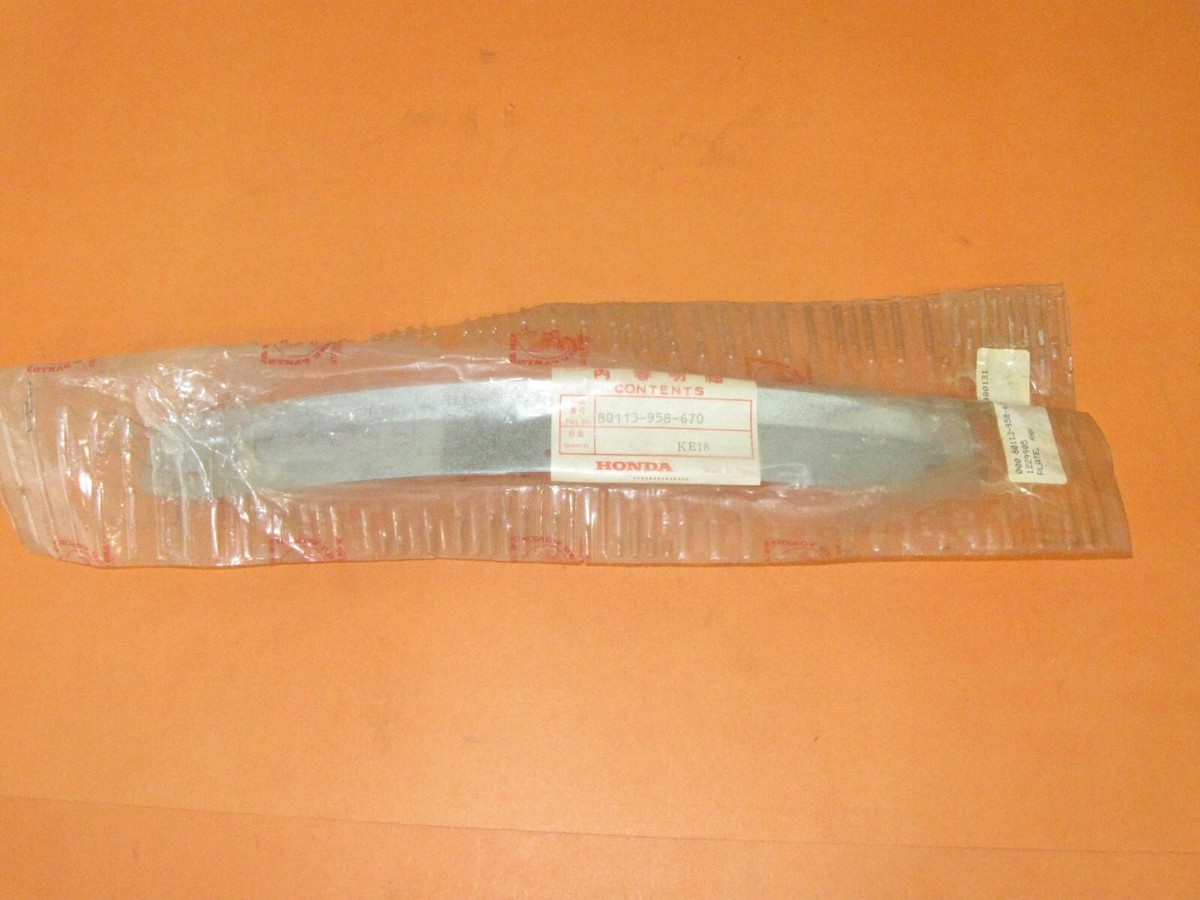 HONDA 81 82 83 ATC185S NOS OEM REAR FENDER SIDE PLATE 80113-958