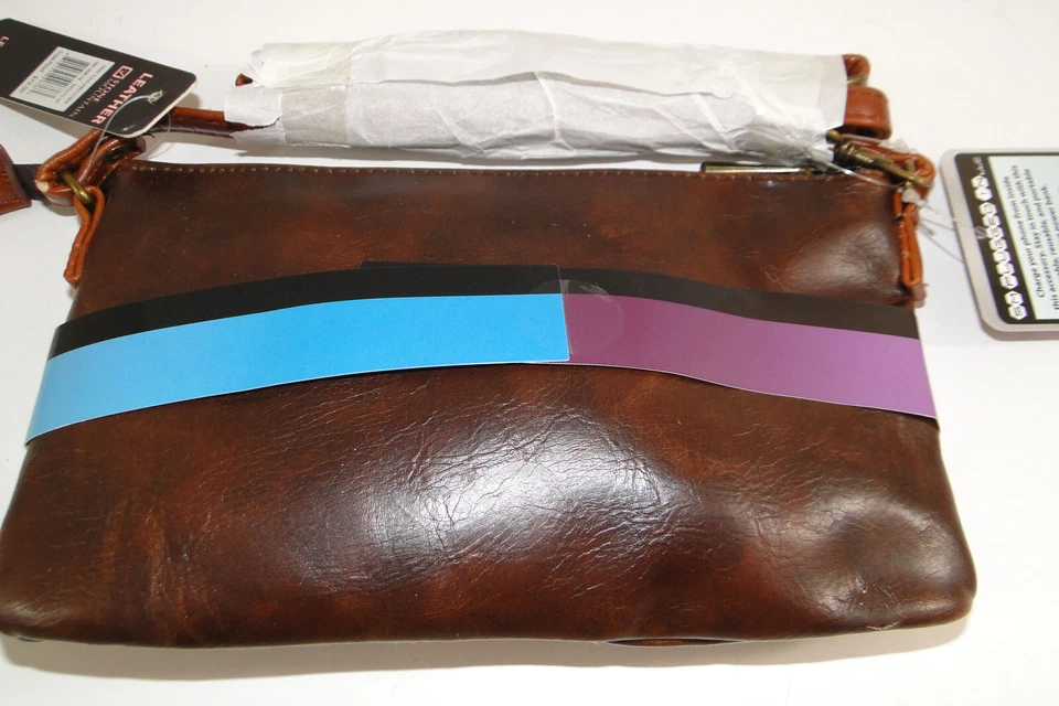 NUEVO CON ETIQUETAS Stone Mountain Bolso de Mano de Cuero Conac Marrón Bandolera Muñequera USB Banco Pwr Foto 3 de 4