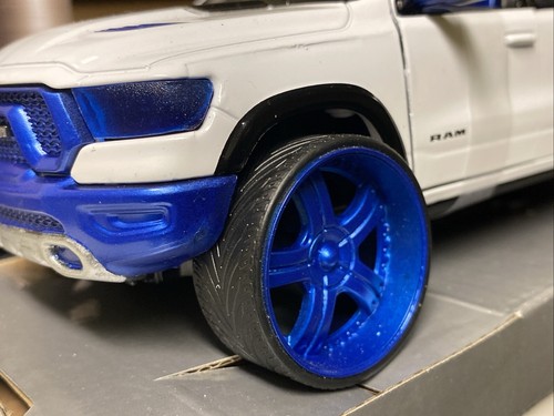 MOTOR MAX 19 RAM 1500 CREW CAB REBEL ALPINE WHITE/W UPGRADED BLUE RIMS /w SPAIR - Picture 10 of 14
