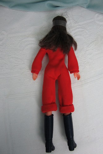 Charlie's Angels Puppe Kate Jackson als Sabrina roter Overall schwarz Stiefel Kunststoff - Bild 2 von 3